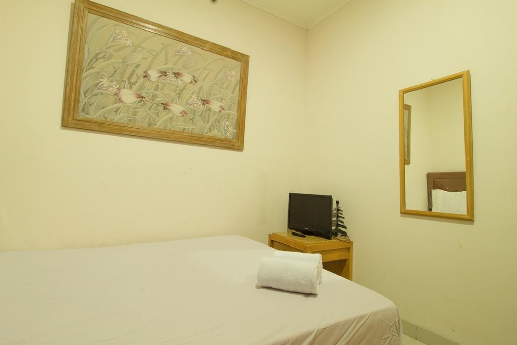 Reddoorz Near Taman Puring Guest house